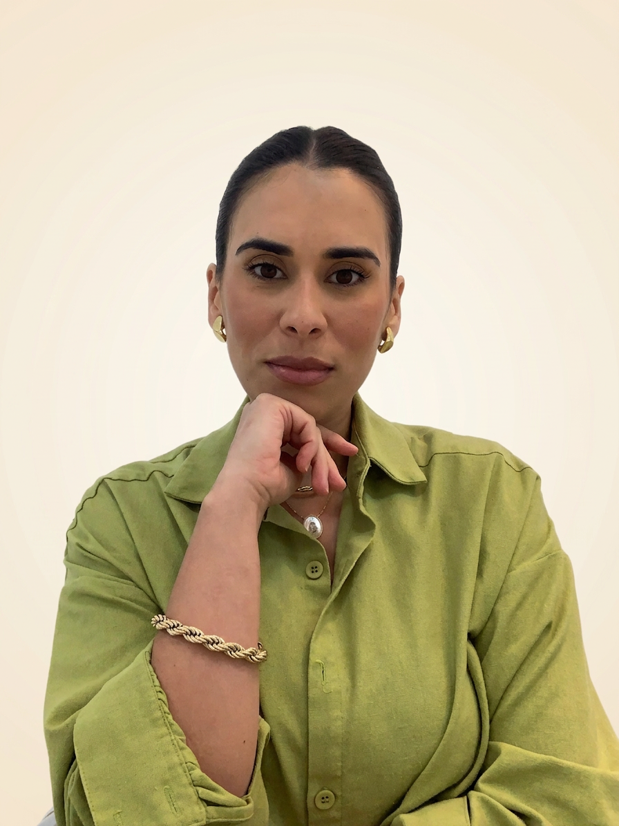 Dra. Camila Cardim em consultório